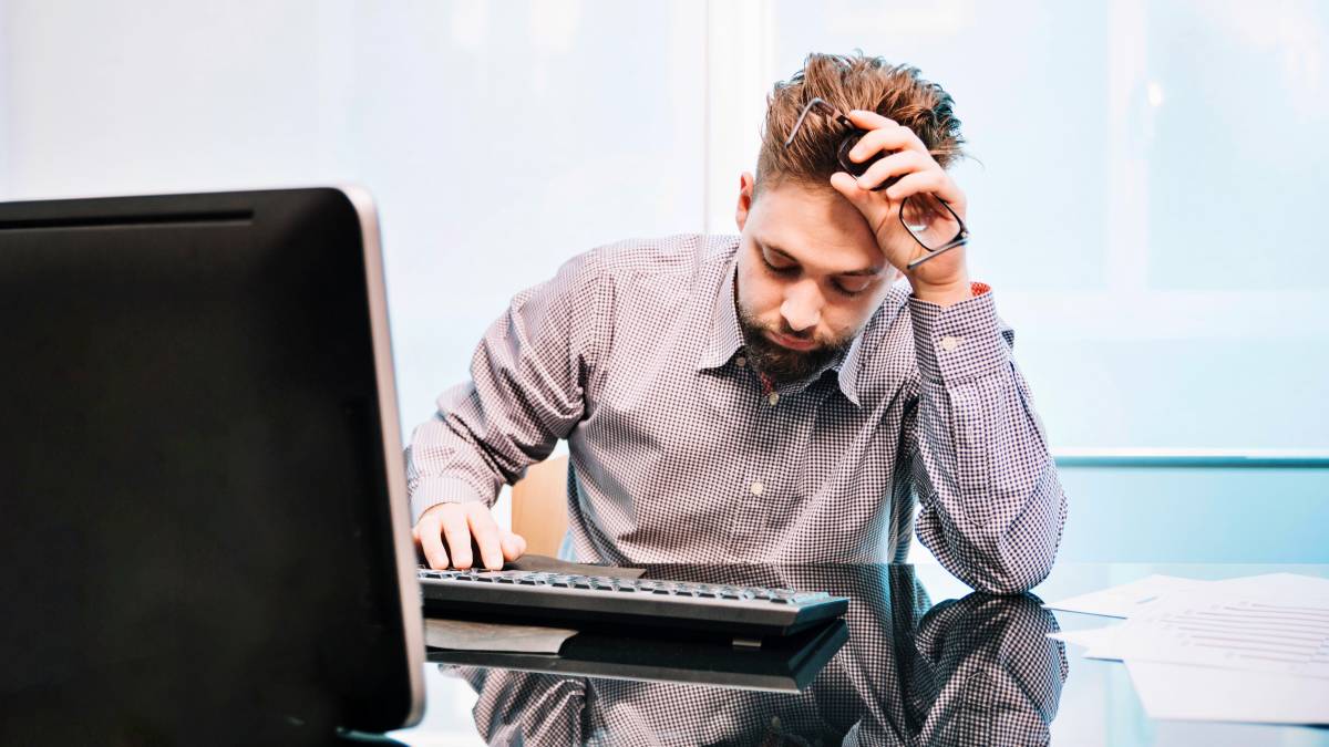 Frustrated man working at computer - Image by Feepik